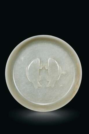 A WELL-CARVED WHITE JADE `TWIN FISH` BRUSH WASHER - фото 1