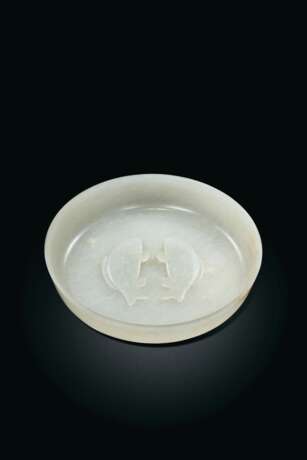 A WELL-CARVED WHITE JADE `TWIN FISH` BRUSH WASHER - Foto 2
