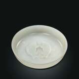 A WELL-CARVED WHITE JADE `TWIN FISH` BRUSH WASHER - фото 2