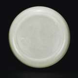 A WELL-CARVED WHITE JADE `TWIN FISH` BRUSH WASHER - Foto 4