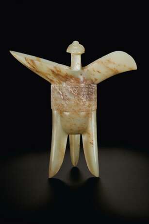 A RARE ARCHAISTIC PALE GREEN AND RUSSET JADE TRIPOD VESSEL, JUE - photo 2
