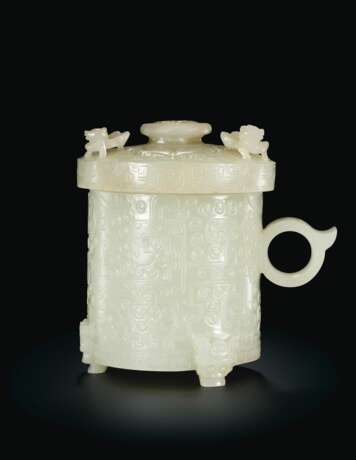 A PALE GREENISH-WHITE JADE ARCHAISTIC FOOTED CUP AND COVER - фото 1
