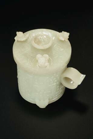 A PALE GREENISH-WHITE JADE ARCHAISTIC FOOTED CUP AND COVER - Foto 2