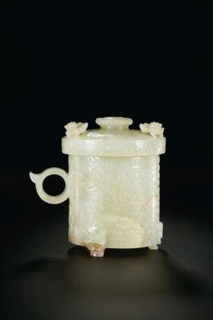 A PALE GREENISH-WHITE JADE ARCHAISTIC FOOTED CUP AND COVER - Foto 3