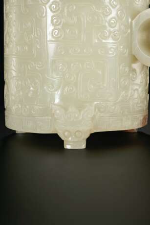A PALE GREENISH-WHITE JADE ARCHAISTIC FOOTED CUP AND COVER - фото 4