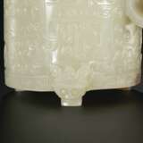 A PALE GREENISH-WHITE JADE ARCHAISTIC FOOTED CUP AND COVER - Foto 4