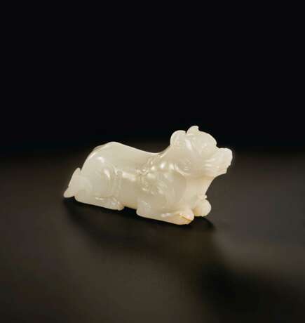 A FINELY CARVED WHITE JADE FIGURE OF A MYTHICAL BEAST - Foto 2