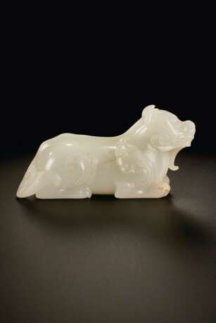 A FINELY CARVED WHITE JADE FIGURE OF A MYTHICAL BEAST - фото 4