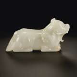 A FINELY CARVED WHITE JADE FIGURE OF A MYTHICAL BEAST - Foto 4