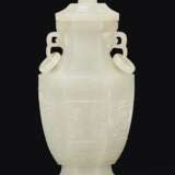A FINELY CARVED WHITE JADE FACETED VASE AND COVER - Foto 1