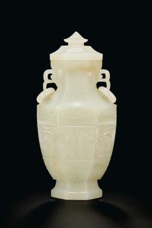 A FINELY CARVED WHITE JADE FACETED VASE AND COVER - фото 2