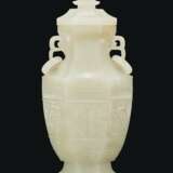 A FINELY CARVED WHITE JADE FACETED VASE AND COVER - photo 2