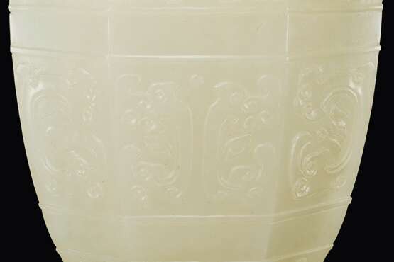 A FINELY CARVED WHITE JADE FACETED VASE AND COVER - Foto 3