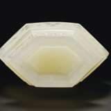 A FINELY CARVED WHITE JADE FACETED VASE AND COVER - Foto 4