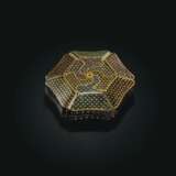 AN UNUSUAL SMALL MOTHER-OF-PEARL-INLAID BLACK LACQUER SHALLOW HEXAGONAL BOX AND COVER - photo 1