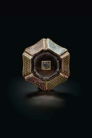 AN UNUSUAL SMALL MOTHER-OF-PEARL-INLAID BLACK LACQUER SHALLOW HEXAGONAL BOX AND COVER - фото 2