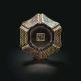 AN UNUSUAL SMALL MOTHER-OF-PEARL-INLAID BLACK LACQUER SHALLOW HEXAGONAL BOX AND COVER - photo 2
