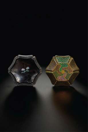 AN UNUSUAL SMALL MOTHER-OF-PEARL-INLAID BLACK LACQUER SHALLOW HEXAGONAL BOX AND COVER - фото 3