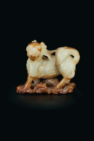 A GREYISH-WHITE AND BROWN JADE FIGURE OF A QILIN - Foto 1