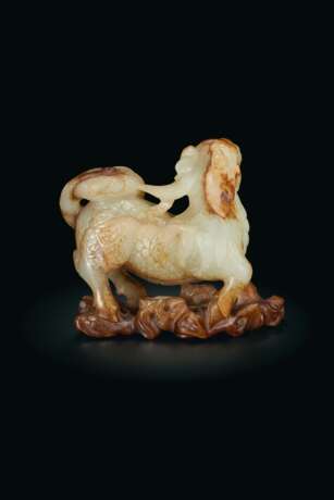 A GREYISH-WHITE AND BROWN JADE FIGURE OF A QILIN - Foto 2