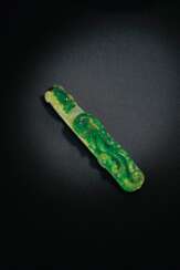 AN EMERALD-GREEN AND WHITE JADEITE BELT HOOK