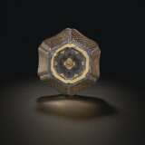 A SMALL MOTHER-OF-PEARL-INLAID BLACK LACQUER HEXAGONAL BOX AND COVER - фото 2