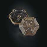 A SMALL MOTHER-OF-PEARL-INLAID BLACK LACQUER HEXAGONAL BOX AND COVER - фото 3