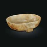 A BEIGE AND PALE RUSSET JADE OVAL CUP WITH HANDLE - фото 1