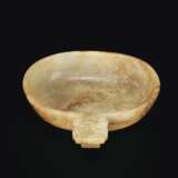 A BEIGE AND PALE RUSSET JADE OVAL CUP WITH HANDLE - фото 2