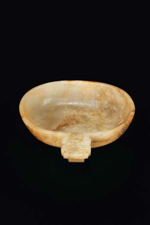 A BEIGE AND PALE RUSSET JADE OVAL CUP WITH HANDLE - photo 2
