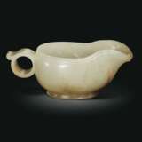A FINELY CARVED WHITE AND RUSSET JADE POURING VESSEL, YI - Foto 1