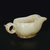 A FINELY CARVED WHITE AND RUSSET JADE POURING VESSEL, YI - Foto 2