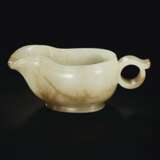 A FINELY CARVED WHITE AND RUSSET JADE POURING VESSEL, YI - Foto 3