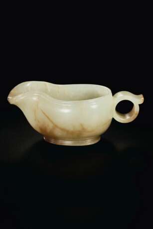 A FINELY CARVED WHITE AND RUSSET JADE POURING VESSEL, YI - фото 3