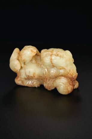 A PALE YELLOWISH-GREEN AND BROWN JADE CARVING OF A `BUDDHIST` LION AND ITS CUB - фото 1