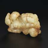 A PALE YELLOWISH-GREEN AND BROWN JADE CARVING OF A `BUDDHIST` LION AND ITS CUB - Foto 1