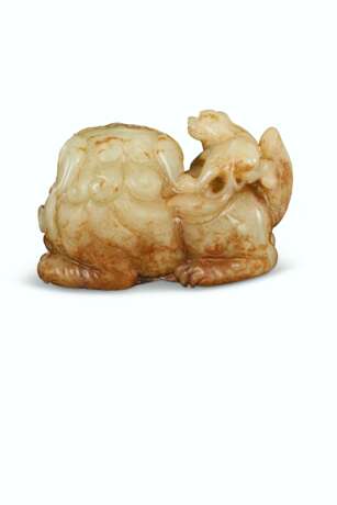 A PALE YELLOWISH-GREEN AND BROWN JADE CARVING OF A `BUDDHIST` LION AND ITS CUB - Foto 3