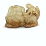 A PALE YELLOWISH-GREEN AND BROWN JADE CARVING OF A `BUDDHIST` LION AND ITS CUB - фото 3