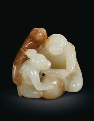 A WHITE AND BROWN JADE MONKEY GROUP - Foto 1