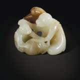 A WHITE AND BROWN JADE MONKEY GROUP - Foto 2