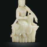 A WHITE JADE FIGURE OF THE `WATER MOON` GUANYIN - Foto 1