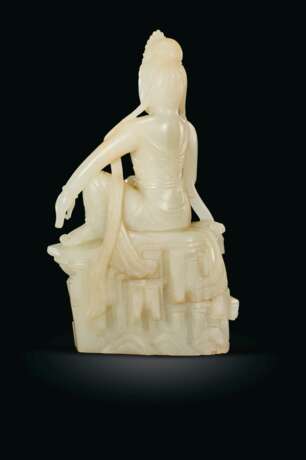 A WHITE JADE FIGURE OF THE `WATER MOON` GUANYIN - Foto 2