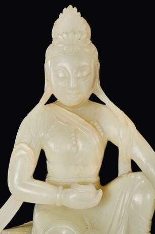 A WHITE JADE FIGURE OF THE `WATER MOON` GUANYIN - Foto 3