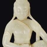 A WHITE JADE FIGURE OF THE `WATER MOON` GUANYIN - Foto 3