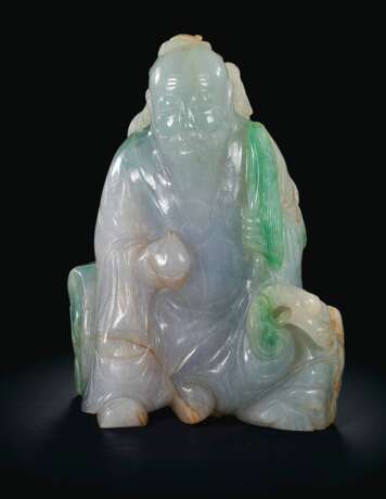 A PALE LAVENDER AND GREEN JADEITE FIGURE OF SHOULAO - фото 1