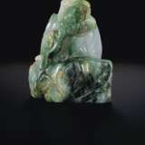 A PALE LAVENDER AND GREEN JADEITE FIGURE OF SHOULAO - фото 2