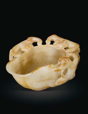 A WHITE AND PALE RUSSET JADE POURING VESSEL - фото 1