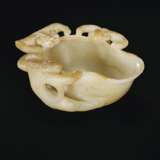 A WHITE AND PALE RUSSET JADE POURING VESSEL - Foto 2