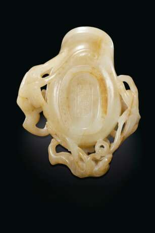A WHITE AND PALE RUSSET JADE POURING VESSEL - Foto 3