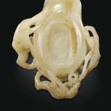 A WHITE AND PALE RUSSET JADE POURING VESSEL - photo 3
